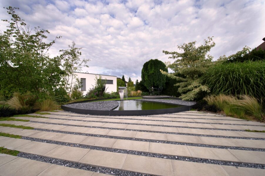 Gartenanlage mit Brunnen