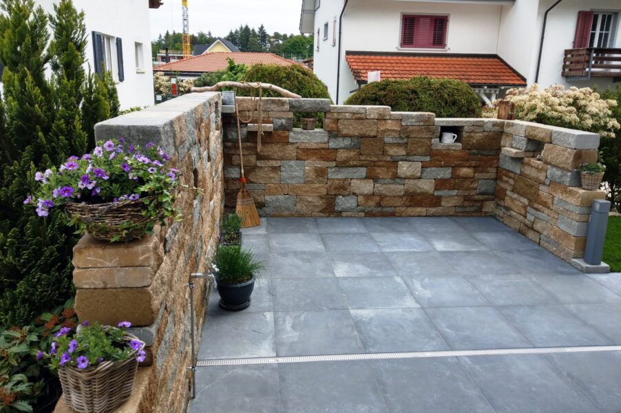 0441 privatgarten sichtschutz steinmauer plattenbelag