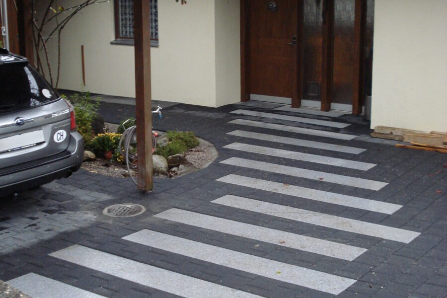 Belag aus Verbundsteinplatten mit Graniteinlagen